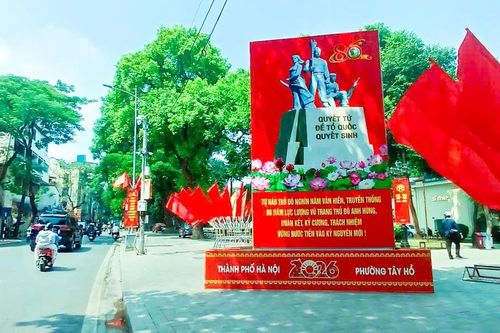 Nhiều tuyến phố Hà Nội rực rỡ băng rôn, biểu ngữ chào mừng ngày Giải phóng Thủ đô 10/10