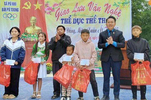 Dòng họ người Mông hiếu học ở vùng biên giới xứ Thanh