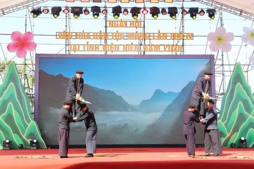 Đoàn Cao Bằng trình diễn nghệ thuật, giới thiệu chế tác khèn Mông tại Ngày hội Văn hóa dân tộc Mông