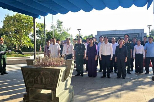 Đoàn đại biểu Ngày hội Văn hóa dân tộc Mông lần thứ IV dâng hương tưởng niệm Chủ tịch Hồ Chí Minh và các Anh hùng liệt sĩ tại tỉnh Điện Biên