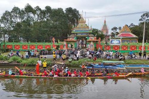 Chùa Cao Dân hạ thuỷ ghe Ngo, náo nức mùa lễ hội Khmer