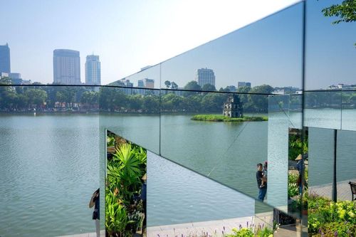 'Dải lụa' kỳ lạ bên hồ Gươm, phản chiếu mùa thu Hà Nội đẹp như thơ qua khung gương lấp lánh, giới trẻ mê mẩn chek-in