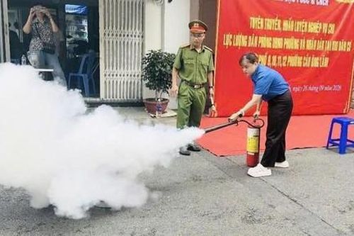 Diễn tập, trang bị kỹ năng PCCC cho người dân khu vực trung tâm Thành phố