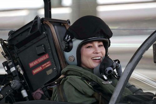 Video hoàng hậu Thái Lan lần đầu tự lái máy bay tiêm kích JAS 39C Gripen