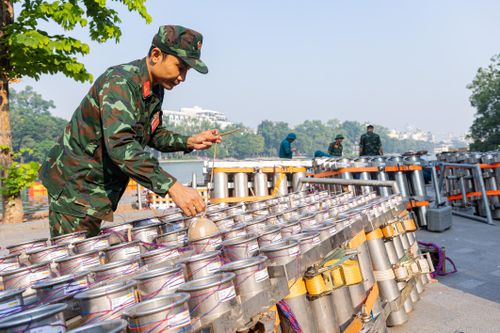 Cận cảnh trận địa pháo hoa bên Hồ Gươm chờ khai hỏa tối 10/10