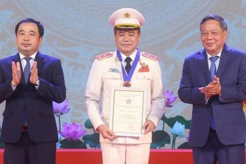 Giám đốc Công an Hà Nội Nguyễn Thanh Tùng nhận danh hiệu 'Công dân Thủ đô ưu tú'