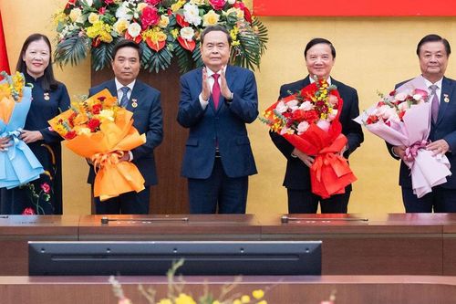 Trao tặng Huy hiệu 35 năm tuổi Đảng tặng các lãnh đạo, nguyên lãnh đạo Quốc hội