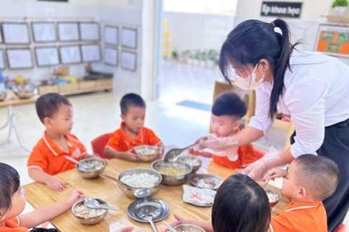 Bữa ăn bán trú: Giữ an toàn từ căn bếp đến lớp học