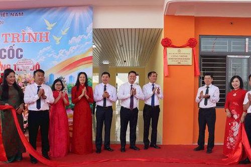 Xã Phúc Lộc gắn biển công trình Trường THCS Vân Cốc: Trường mới, kỳ vọng mới