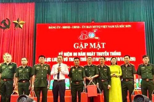 Xã Sóc Sơn trao 42 suất quà tặng cựu cán bộ lực lượng vũ trang Thủ đô