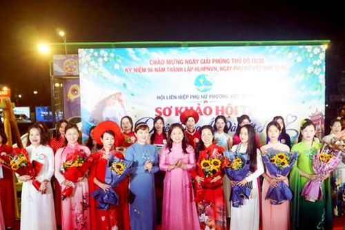 Phụ nữ phường Việt Hưng khoe sắc cùng tà áo dài truyền thống