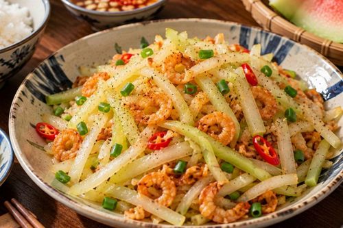 Tôi nghe chị đồng nghiệp xui mua ngay quả dưa hấu, ai ngờ nấu ra món vừa ngon lạ miệng lại rẻ bèo