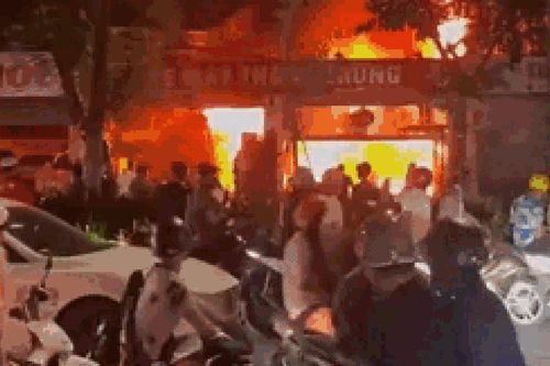 Hà Nội: Cháy lớn tại cửa hàng xe máy trong đêm, nhiều xe tay ga cao cấp bị thiêu rụi