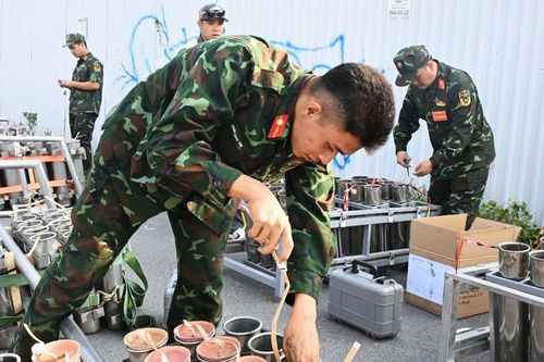 Hà Nội: Cận cảnh trận địa pháo hoa bên Hồ Tây sẵn sàng cho đêm kỷ niệm Giải phóng Thủ đô 10/10