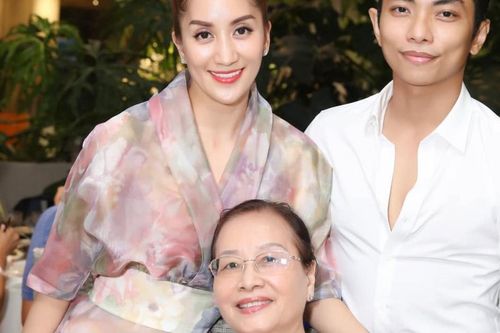 Mẹ ruột Khánh Thi ở tuổi U80 vẫn tươi trẻ, dùng mạng xã hội sành điệu