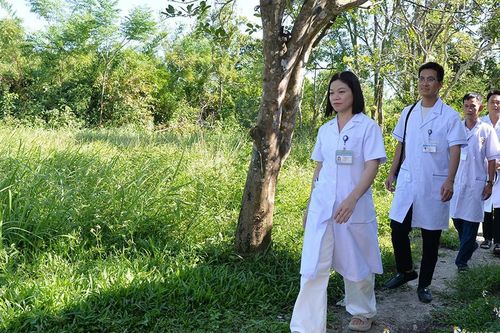 Theo chân bác sĩ vượt biển chăm sóc sức khỏe người dân đảo Vĩnh Thực