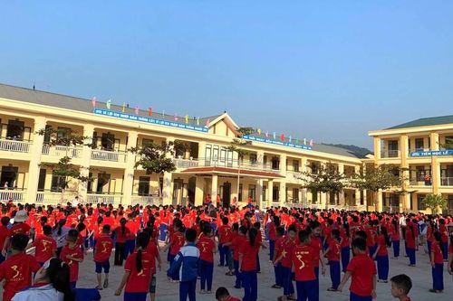 Học sinh Tiến Sơn trở lại trường sau hơn một tháng nghỉ học