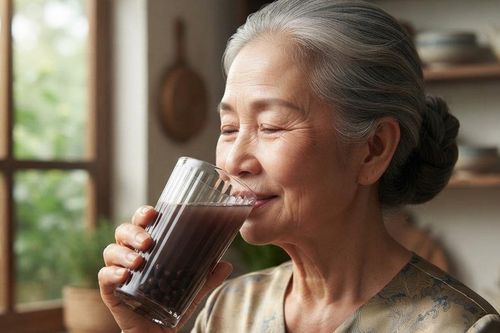 Người trên 60 tuổi có nên uống nước đậu đen rang hằng ngày?