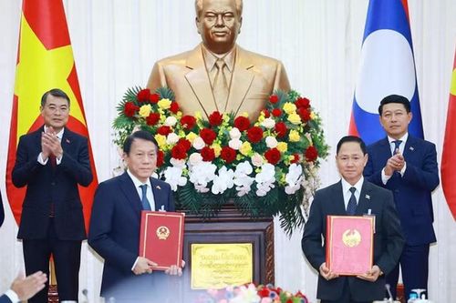 Việt Nam-Lào trao 17 văn kiện hợp tác tại hội nghị xúc tiến đầu tư