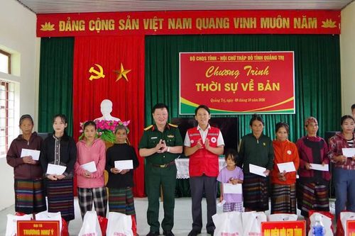 Hàng trăm dân bản vùng biên được trao quà, khám, phát thuốc miễn phí