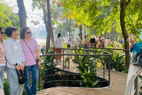 Có gì ở cầu Dải lụa, khung gương bên hồ Hoàn Kiếm?