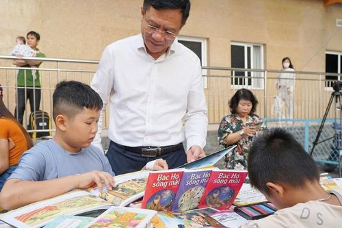 Những trang sách thắp sáng ước mơ cho bệnh nhi