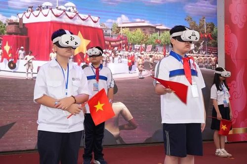 Gen Z 'xuyên không' về Quảng trường Ba Đình trong thời khắc thiêng liêng