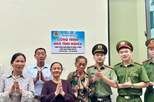 Công an xã tặng 'món quà đặc biệt' tới người dân yếu thế trong ngày Giải phóng Thủ đô