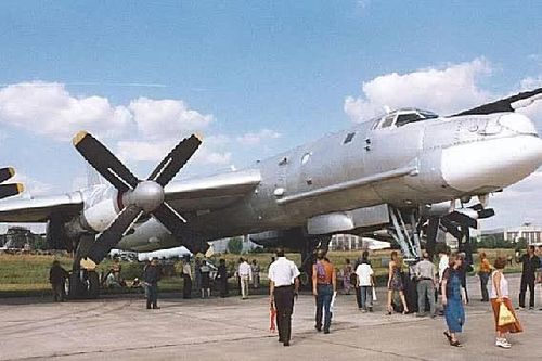 Tu-95 ra đời: Vì sao Liên Xô chế tạo oanh tạc cơ cánh quạt nhanh nhất thế giới?