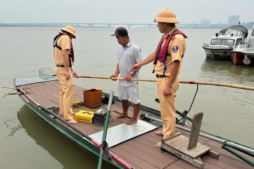 Cảnh sát đường thủy phát hiện vụ dùng xung kích điện đánh bắt thủy sản trên sông Hồng