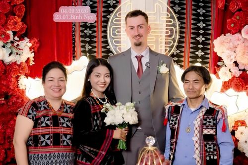Chàng rể Bỉ mang 10 con lợn, 10 con gà, 1 cặp dê sang rước cô gái Việt