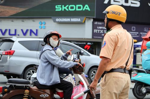 Người dân bối rối trong ngày đầu điều chỉnh giao thông ngã tư Bảy Hiền