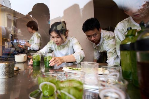Chủ quán cà phê 'không mấy bận tâm' nhìn trà sữa 7.000 đồng bùng nổ