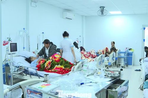 Hàng chục người nhập viện sau khi ăn bánh mì