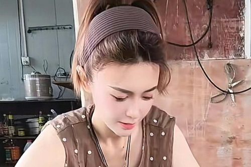 Từ tiếp viên hàng không đến 'Tây Thi bán cua' nổi tiếng Trung Quốc