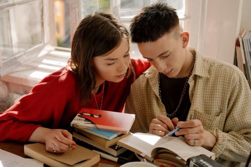 Người trẻ Mỹ chọn người yêu qua gu đọc sách
