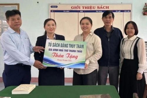Gia đình nhà thơ Thanh Thảo trao tặng tủ sách Đặng Thùy Trâm