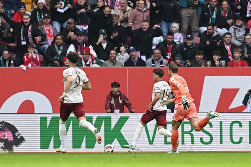 Neuer trải qua đêm ác mộng, Bayern mất điểm trước Augsburg