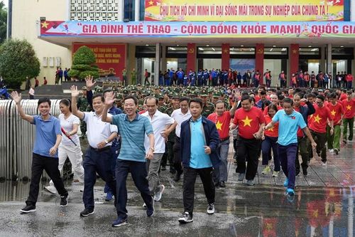 Hơn 800 người dân Huế chạy bộ, đi bộ hưởng ứng phong trào luyện tập thể thao