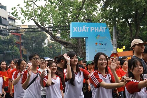 Người dân chạy bộ quanh hồ Hoàn Kiếm hưởng ứng phong trào tập luyện thể thao