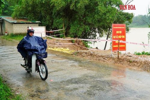 Sạt lở bờ sông Hương 'đe dọa' các di tích và công trình dân sinh