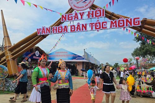 Du khách hào hứng trải nghiệm văn hóa dân tộc Mông tại Điện Biên