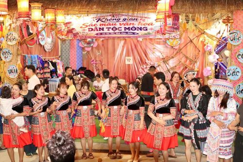 Người dân và du khách đổ về Phố đi bộ Mường Thanh tham dự Ngày hội Văn hóa dân tộc Mông