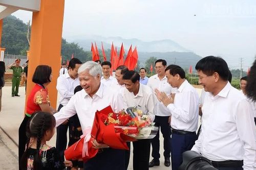 Phó Chủ tịch Thường trực Quốc hội Đỗ Văn Chiến thăm, kiểm tra tại Trường phổ thông nội trú tiểu học-trung học cơ sở Sam Mứn