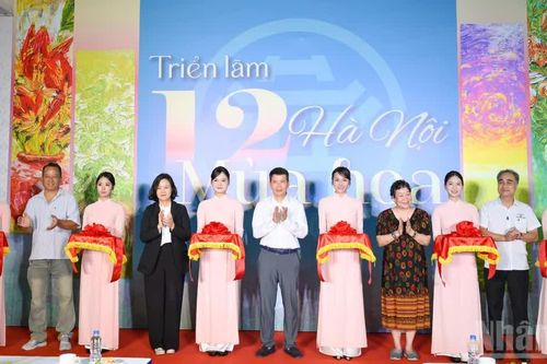 [Ảnh] 'Hà Nội 12 mùa hoa' giữa sắc thu tháng 10