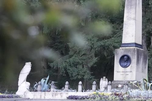 Trước khu tưởng niệm Lermontov ở miền nam nước Nga