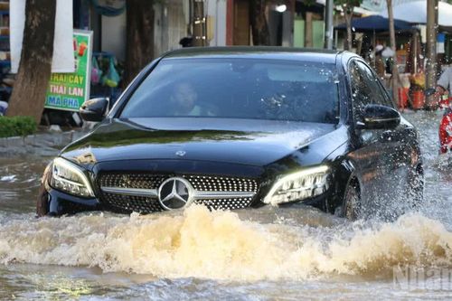 Lần đầu khu trung tâm ở Biên Hòa ngập do triều cường sông Đồng Nai vượt mức kỷ lục