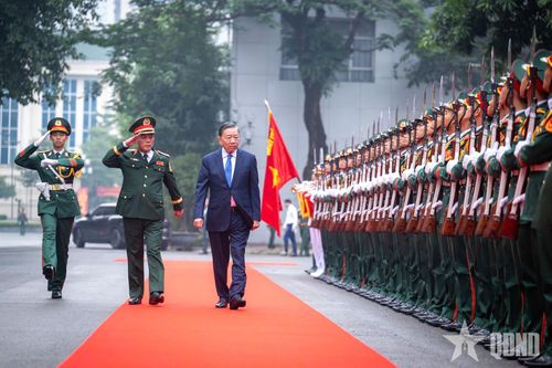 Tổng Bí thư, Chủ tịch nước Tô Lâm dự Lễ kỷ niệm 80 năm Ngày truyền thống LLVT Thủ đô Hà Nội và đón nhận danh hiệu Anh hùng LLVT nhân dân