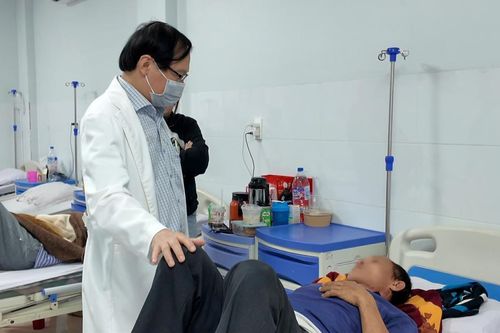Quảng Ngãi kiểm tra điểm bán bánh mì nghi gây ngộ độc