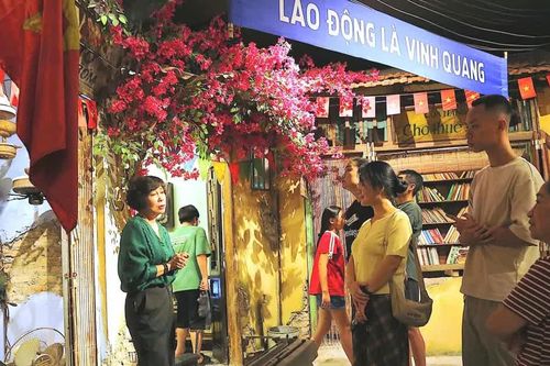 Du khách thích thú trải nghiệm không gian 'Hà Nội thời bao cấp'